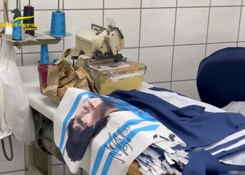 Salerno, sequestrati 100 mila articoli squadre di calcio contraffatti