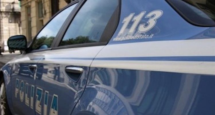 Vuole fuggire con 13enne e minaccia la famiglia, arrestato un 20enne