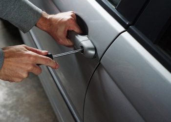 Ragusa, scasso e furto su minicar di studenti davanti alla scuola