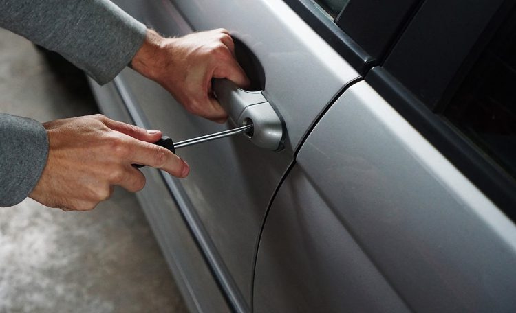 Ragusa, scasso e furto su minicar di studenti davanti alla scuola