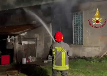 Pescara, incendio distrugge una struttura abbandonata