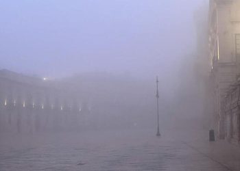 La 'lupa di mare' a Siracusa: avvolta nella nebbia