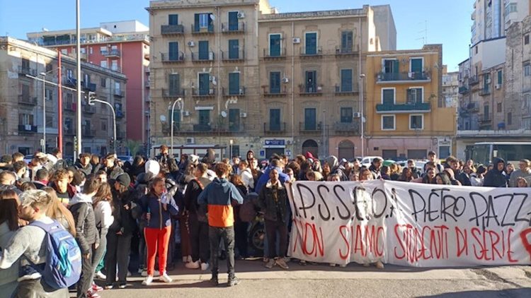 Studenti al freddo: protesta a Palermo