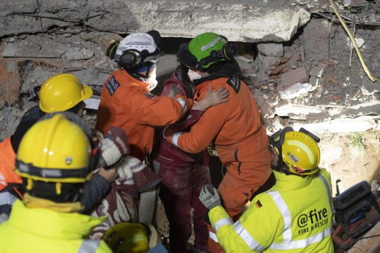 Terremoto, bilancio delle vittime si aggrava ma c’è ancora speranza