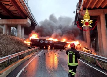 Tir vola giù da viadotto in A1 e va a fuoco: morto autista