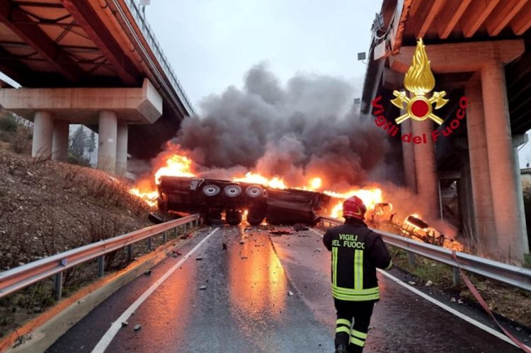 Tir vola giù da viadotto in A1 e va a fuoco: morto autista