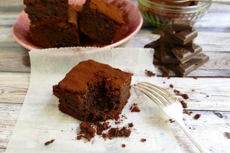 Torta al cacao morbida e soffice: ricetta facile