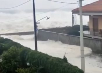 Uragano in Sicilia, il mare in tempesta entra dentro le case VIDEO