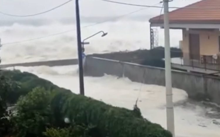Uragano in Sicilia, il mare in tempesta entra dentro le case VIDEO