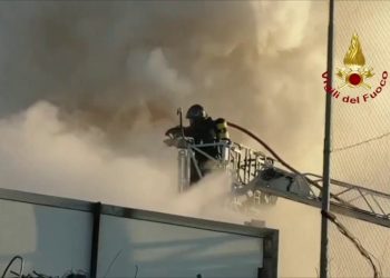 Materiale plastico in fiamme in un’azienda per il riciclo nel modenese