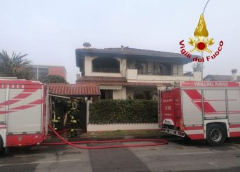Villetta a fuoco, famiglie fatte uscire: anche bimbo di 7 mesi