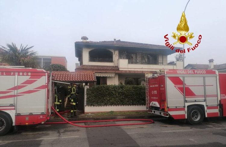 Villetta a fuoco, famiglie fatte uscire: anche bimbo di 7 mesi