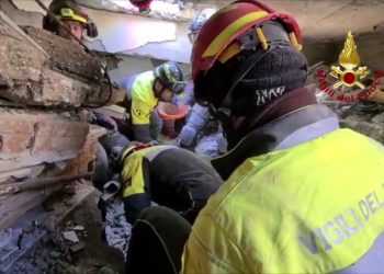 Sisma Turchia, immagini del salvataggio di 2 giovani sotto le macerie