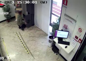Arrestati dopo rapina in banca nel trapanese, le immagini  del colpo