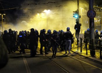 Scontri al corteo degli anarchici a Torino per Cospito