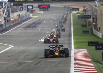 Verstappen vince in Bahrain, Ferrari in difficoltà