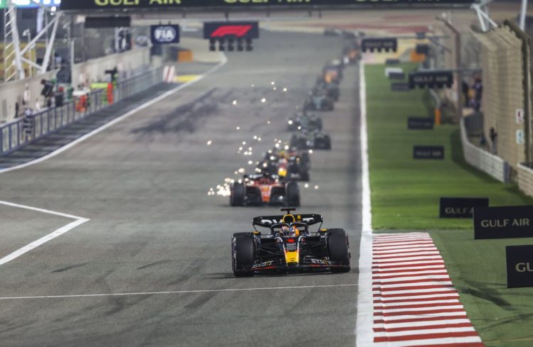 Verstappen vince in Bahrain, Ferrari in difficoltà