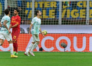 L’Inter piega 2-0 il Lecce ed è sola al secondo posto