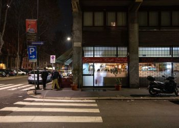 Passanti accoltellati a Milano, grave un 68enne