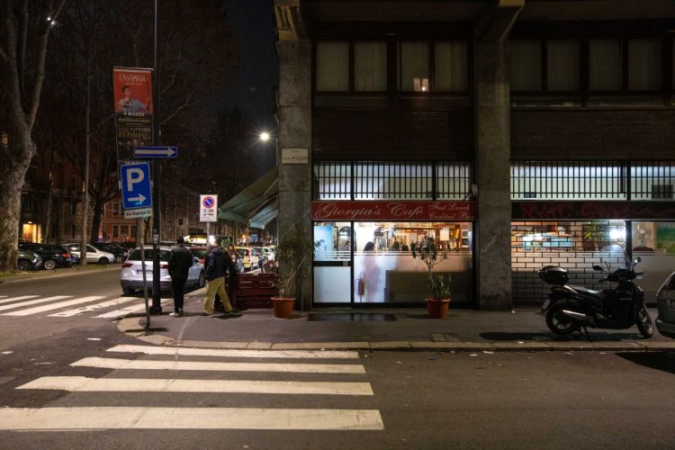 Passanti accoltellati a Milano, grave un 68enne