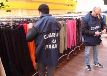 Fiamme Gialle sequestrano 100 mila capi di abbigliamento