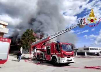 Incendio di un capannone nell’anconetano