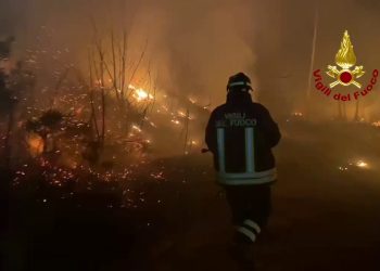 Canadair al lavoro per incendio boschivo nel varesotto