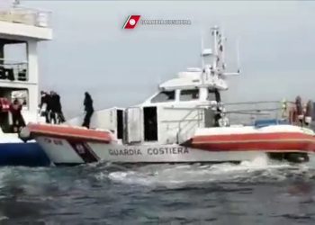 Incendio traghetto Eolie, le immagini dei 5 passeggeri salvati