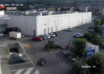 Rubavano scooter in centro commerciale di Pozzuoli, traditi dai video