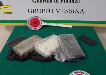 Messina, coppia in van con sei figli nascondeva 700mila euro di droga