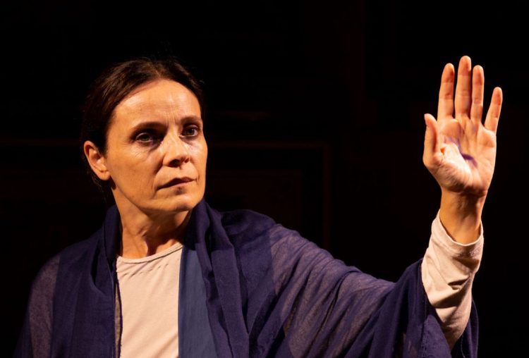 Il mistero della nascita di Gesù raccontato da Galatea Ranzi al Teatro Garibaldi di Modica