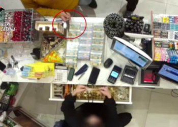 Rapina tabaccheria nel catanese e viene subito arrestato, le immagini