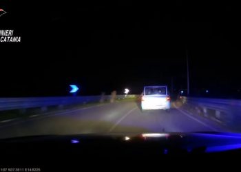 Tentano di sfuggire ai Carabinieri, inseguimento a folle velocità