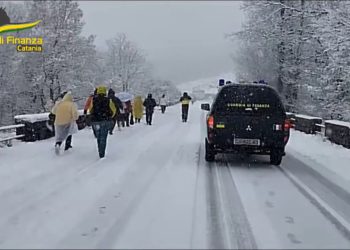 Pullman di turisti bloccato dalla neve sull’Etna, video dei soccorsi