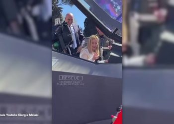 100 anni Aeronautica Militare, Meloni sale su F35
