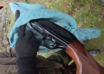 Nascondeva armi in un ovile nel catanese, immagini del ritrovamento