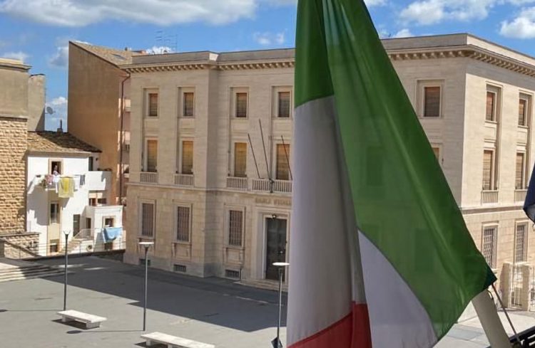 Ragusa, bandiere a mezz'asta per i morti Covid