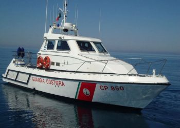 Barca di pescatori affonda nel mare di Portopalo: salvati due pescatori