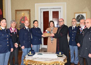 Ragusa, consegna dell'ampolla con olio ulivi del Giardino della Memoria di Capaci