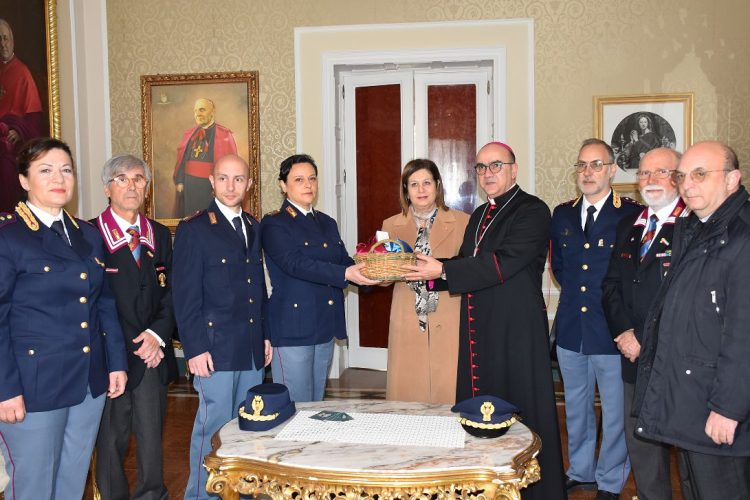 Ragusa, consegna dell'ampolla con olio ulivi del Giardino della Memoria di Capaci