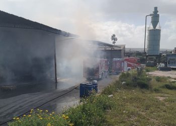 Incendio in un deposito imballaggi a Vittoria