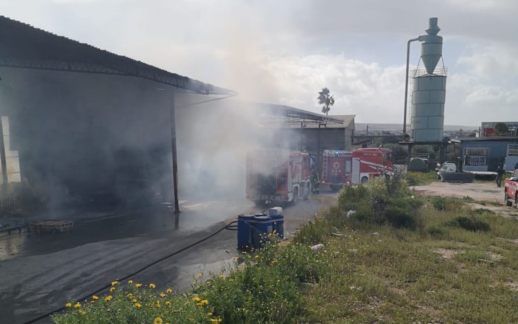 Incendio in un deposito imballaggi a Vittoria