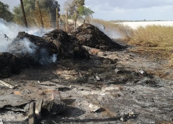 Incendio a Vittoria, discarica a fuoco