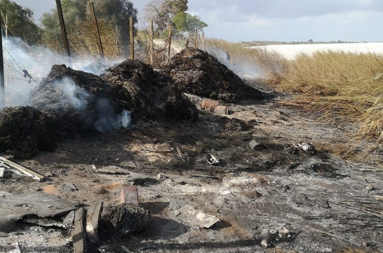 Incendio a Vittoria, discarica a fuoco