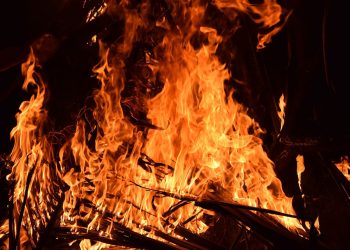 Esplode falò a Taranto: diversi feriti, anche bambini