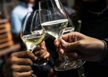 18enne muore dopo festa con amici a base di superalcolici: si addormenta e muore