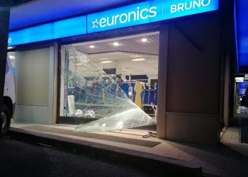 Modica, furto con spaccata da Bruno Euronics: rubati telefonini Apple e Samsung