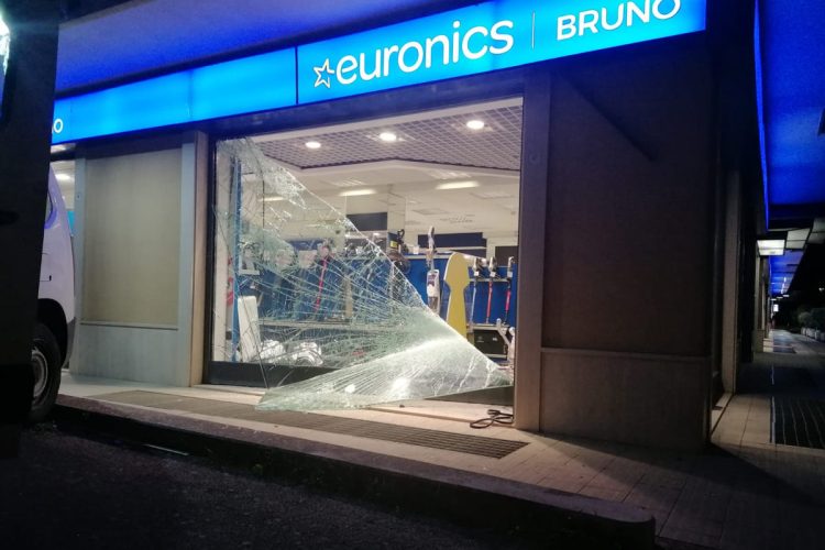 Modica, furto con spaccata da Bruno Euronics: rubati telefonini Apple e Samsung