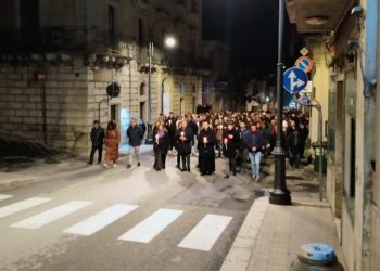 Giarratana in lutto per la morte di Rosalba uccisa dal cognato: fiaccolata e veglia di preghiera
