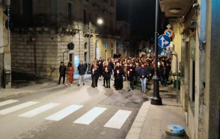 Giarratana in lutto per la morte di Rosalba uccisa dal cognato: fiaccolata e veglia di preghiera